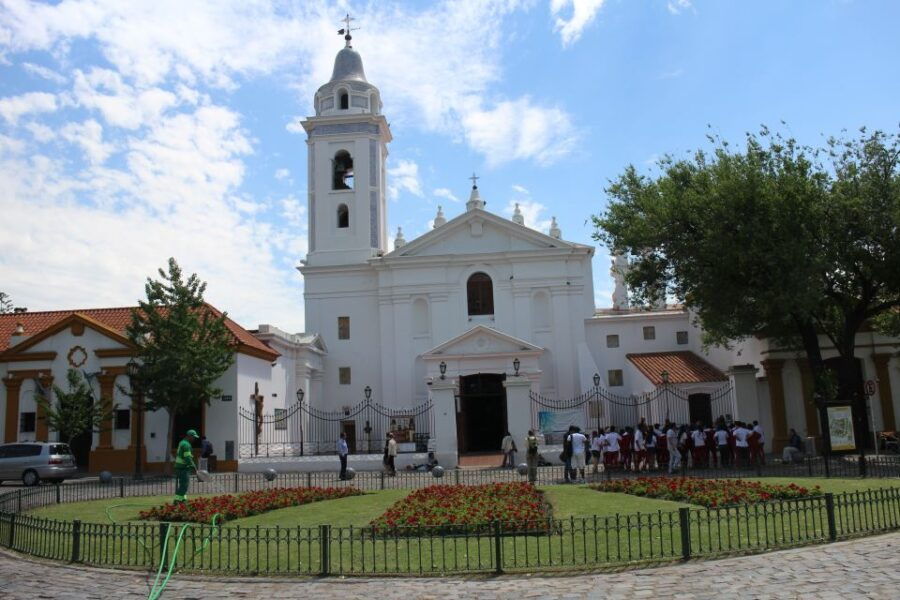 Walking Tour of the Recoleta Neighborhood in Buenos Aires