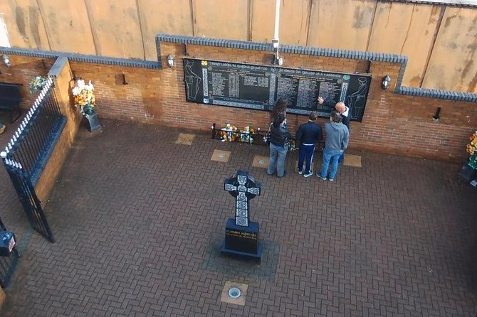 1.5 Hours Belfast Black Cab and Murals Tour