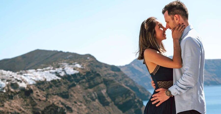 Santorini: Private 1-Hour Photoshoot in Oia or Imerovigli
