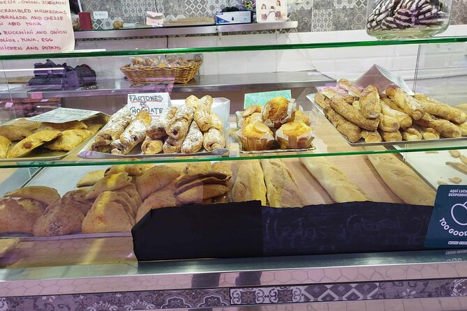 Valencia: Mercado, Paella, Old Town and Street Food Tour - Discovering Old Town Charm