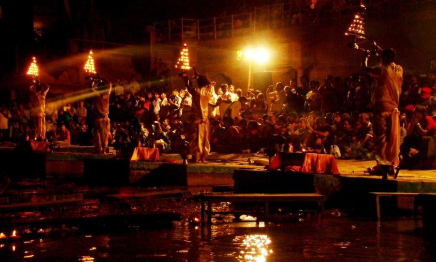 Varanasi: Morning Aarti With Boat Ride & Rooftop Breakfast