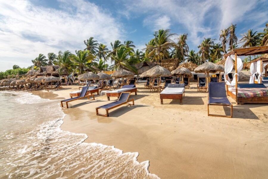 From Cartagena: Palmarito Beach With Buffet Lunch and Pool