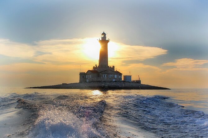 3-Hour Sunset Dolphin Spotting and Dinner in Medulin Archipelago - On-board Amenities