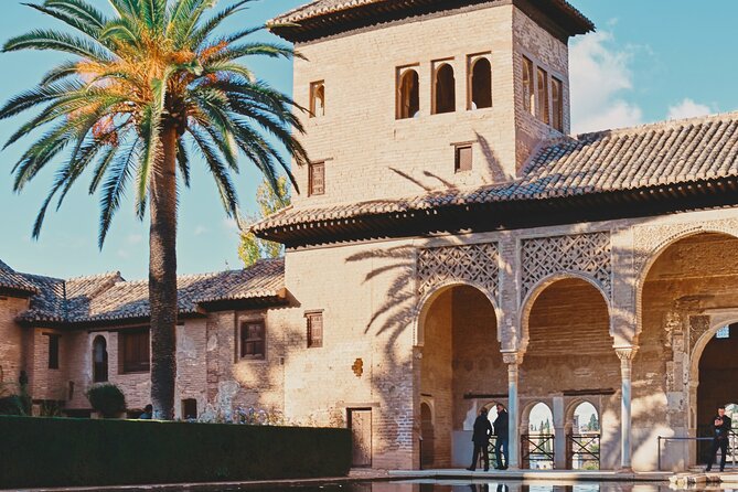 Alhambra and Nasrid Palaces: Skip-the-line Ticket and Local Guide - Local Guide Experience