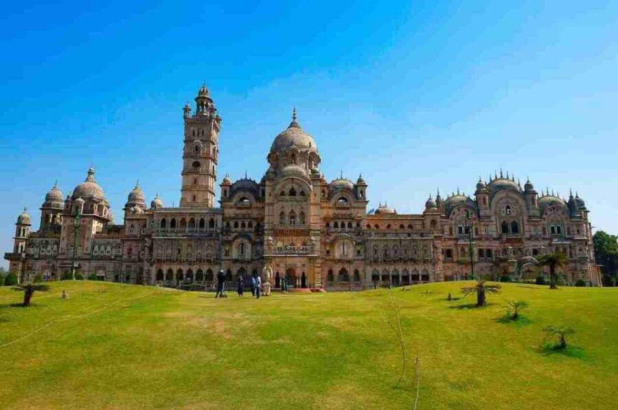 Ahmedabad: Private Car Hire With Driver for 4 Hours/40kms