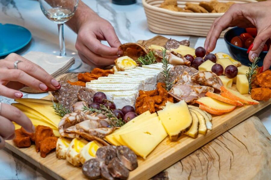 Alcudia Old Town: Market Tour and Tapas Workshop With Wine