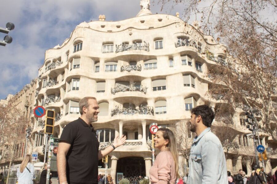 Barcelona: City Highlights Walking Tour With Sagrada Familia - Good To Know