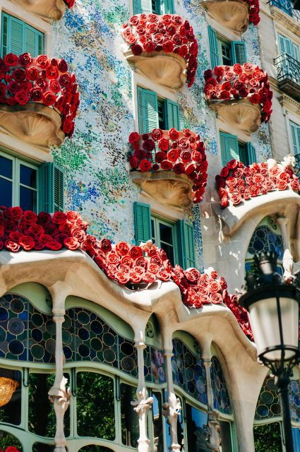 Barcelona: Gaudí Free Walking Tour - Highlights