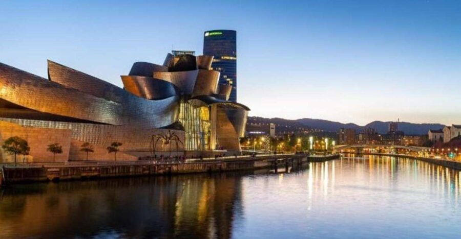 Bilbao : Private Custom Walking Tour With a Local Guide