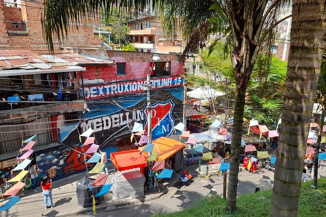 Botero Plaza and Comuna 13 Tour Includes the Metrocable