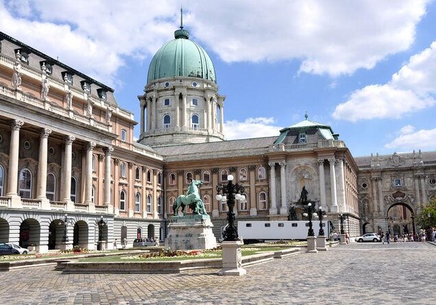 Budapest Scavenger Hunt and Best Landmarks Self-Guided Tour