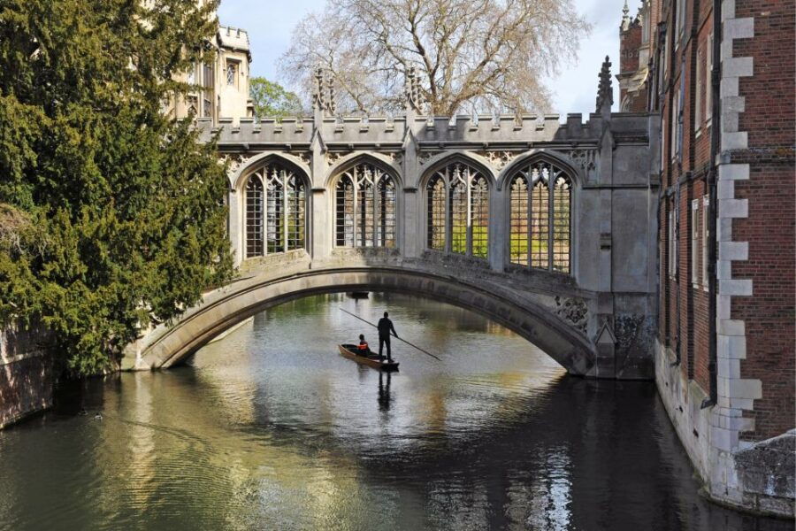 Cambridge: Discovery Walk & Reading Walking Tour - Reservation