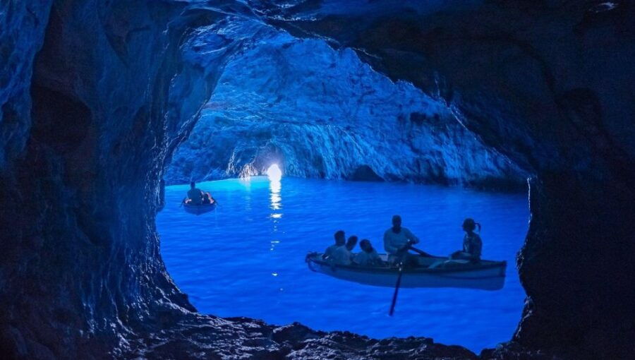 Capri: Private Boat Tour With a Visit to the Caves