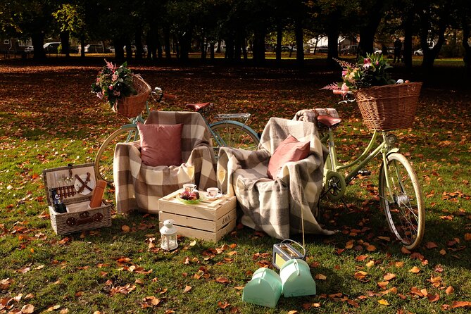 Champagne Picnic Hamper for 2 With Retro Bicycles Manchester - Good To Know