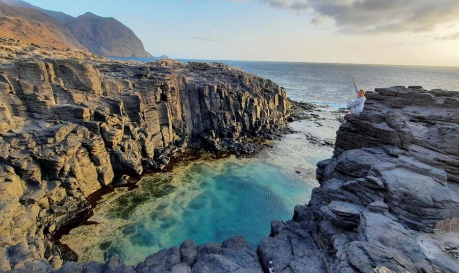 Discover the Black Sand Beach+the Natural Pool