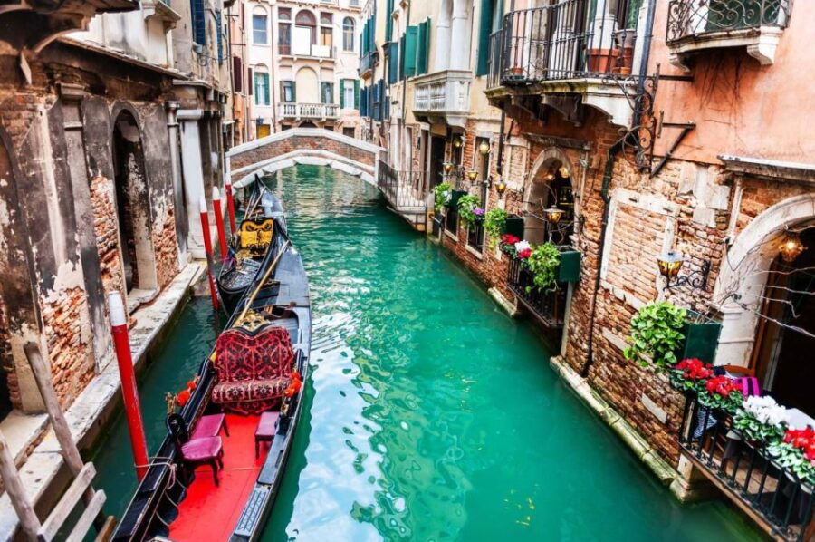 Exclusive Gondola Ride With Guided Old Town Tour - Languages and Accessibility
