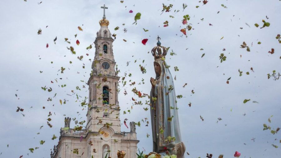 From Lisbon: Fátima, Nazaré & Óbidos Full-Day Private Tour