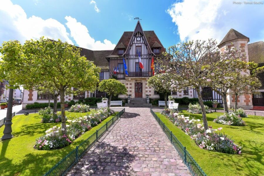 From Paris: Normandy's Regional Highlights Private Tour - Languages Available for Live Guide