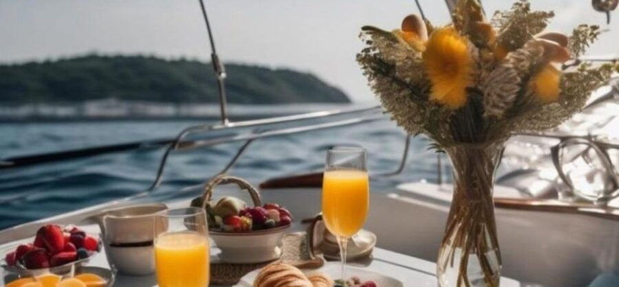 Fuengirola: Sunrise Boat Tour With Breakfast and Drinks