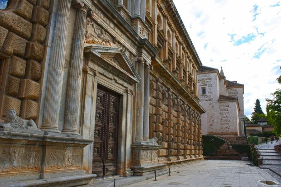 Granada: Alhambra & Charles V Palace Tour