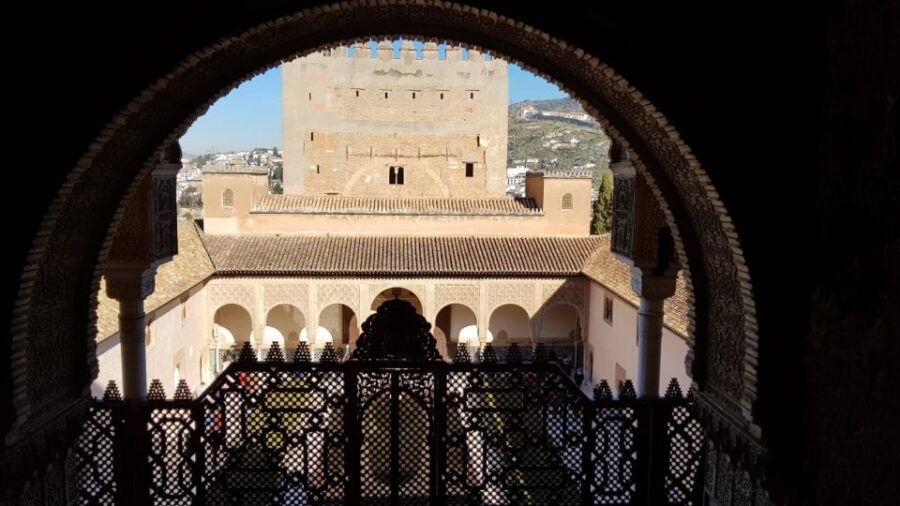 Granada: Guided Alhambra and Nasrid Palaces Visit at Night