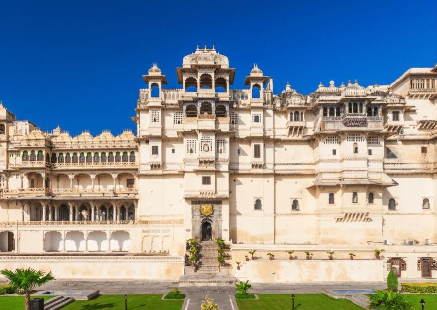 Highlights of Udaipur City -Guided Half-Day Car Tour - Lake Pichola - Scenic Boat Ride