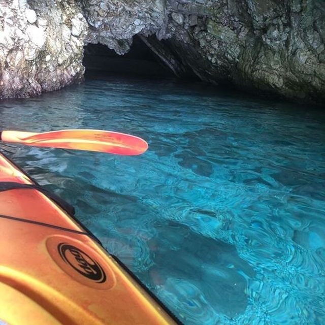 Lefkada: Agios Ioannis & Papanikolis Cave Kayak Tour