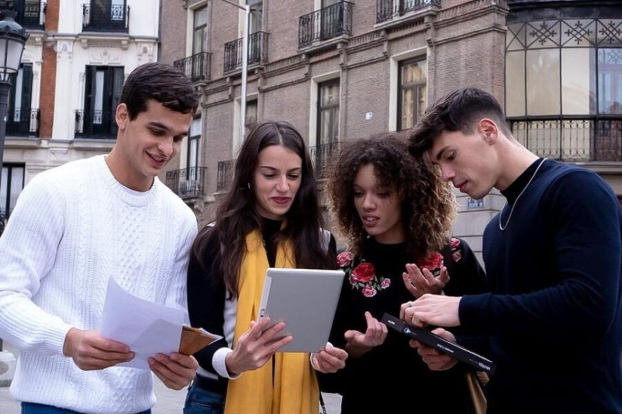 León: Urban Outdoor Escape Room Game