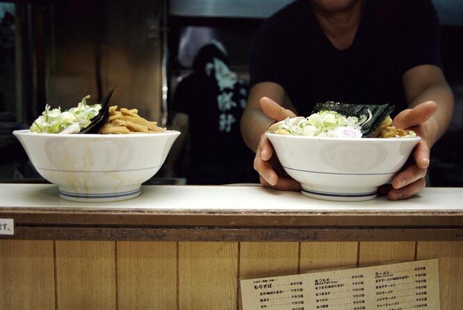 Local Bar Hopping Night Tour in Shinjuku Golden Gai