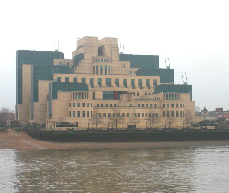 London: James Bond Shooting Locations Tour by Black Taxi - Good To Know