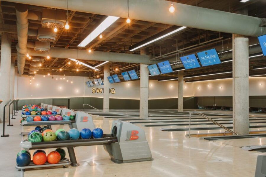 Maspalomas: Bowling Session Entry Ticket at Holiday World - Bowling Area Features and Languages