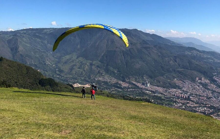 Medellín: 15-Minute Paragliding Flight - Language and Location