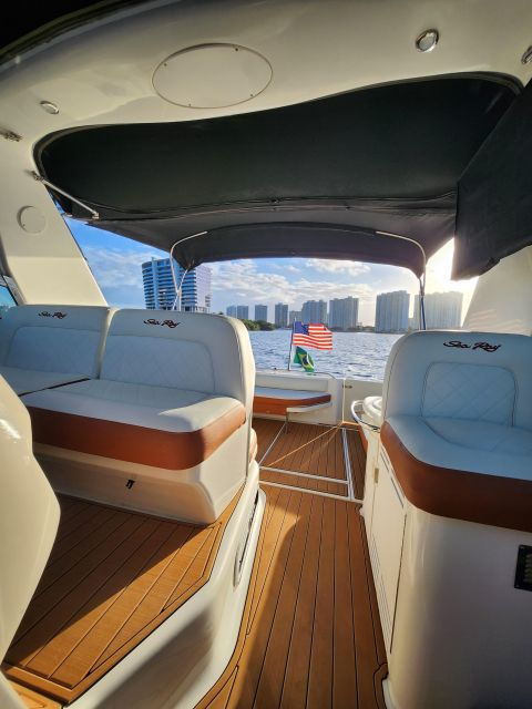 Miami: Yacht Cruise Biscayne Bay, Miami Beach and Sand Bar