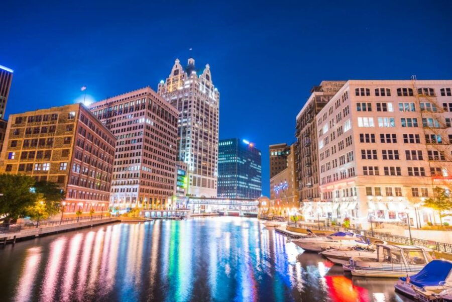Milwaukee Magic: A Private Christmas Lights Tour - Explore Zeidler Union Square