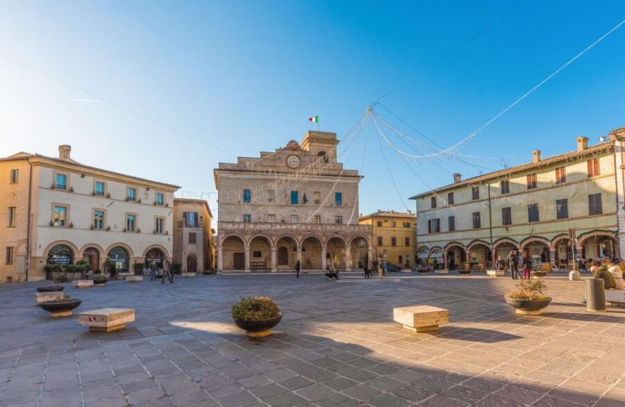Montefalco: Guided Tour With Vineyard Visit and Lunch