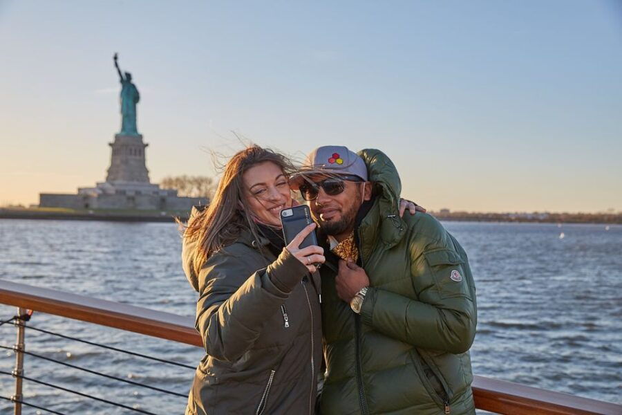 NYC: Holiday Yacht Cruise With Jazz, Cocoa & Carols - Event Overview