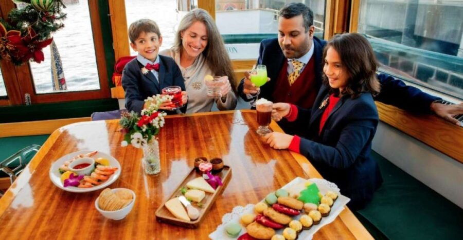 NYC: Sightseeing Holiday Cruise With Drink - Live Tour Guide and Inclusions