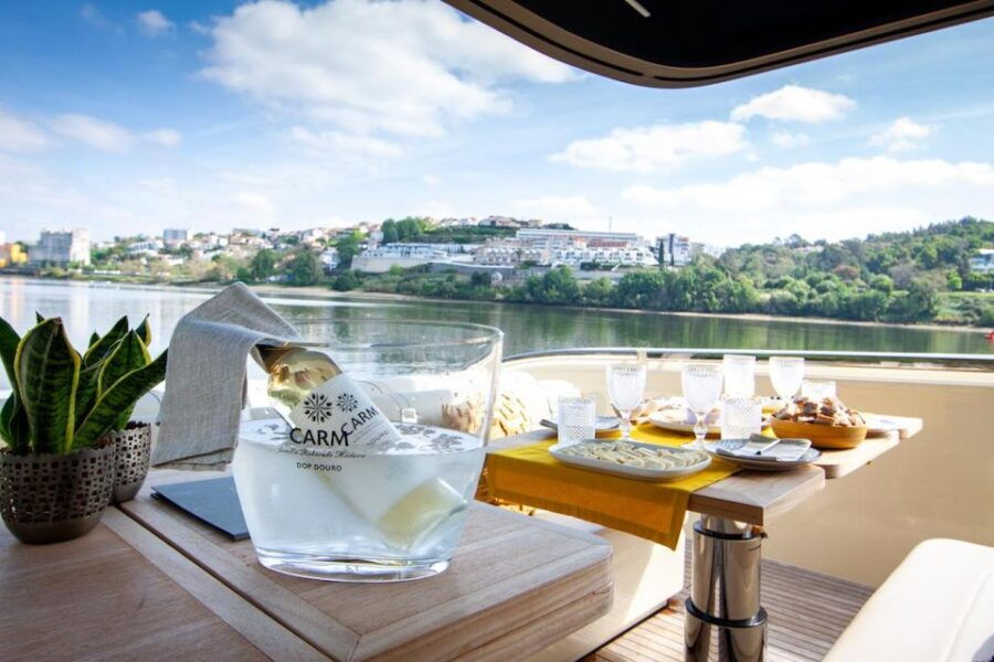 Porto: FULLDAY Private Luxury Yacht in the Douro - Languages and Experience