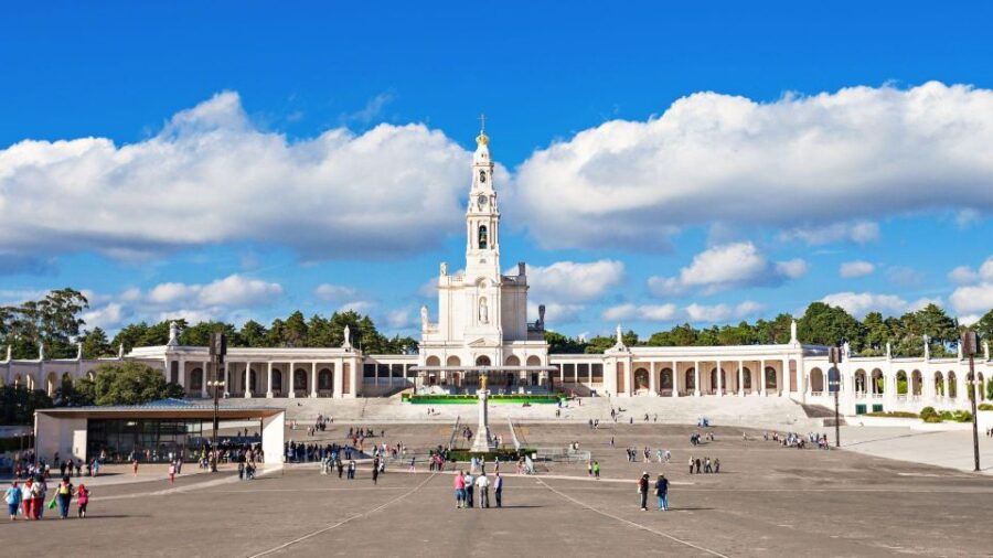 Private 8H Tour to Fátima Batalha and Óbidos From Lisbon