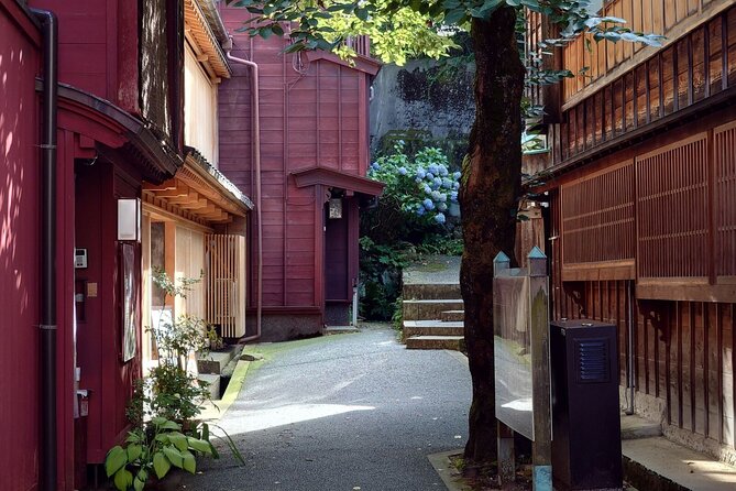 Private Tour From Kanazawa Gold Leaf and Sushi Delights