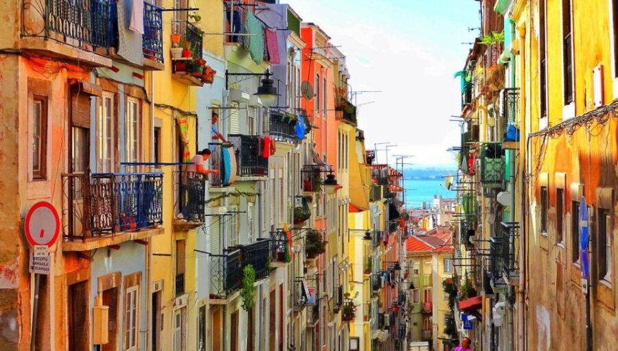 Private Transfer Porto To/From Lisbon + Attractions Stops