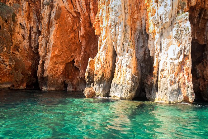 Red Rocks & Hells Islands Private Getaway Tour