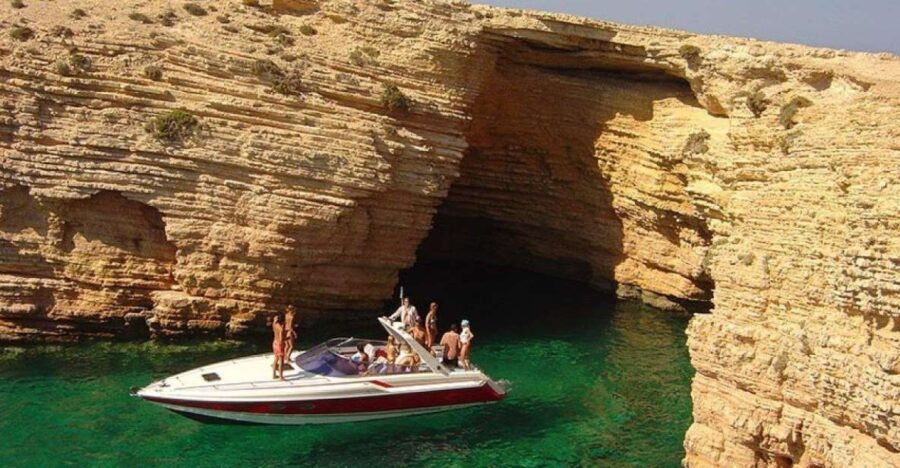Santorini: Private Speedboat Cruise With Meal & Drinks