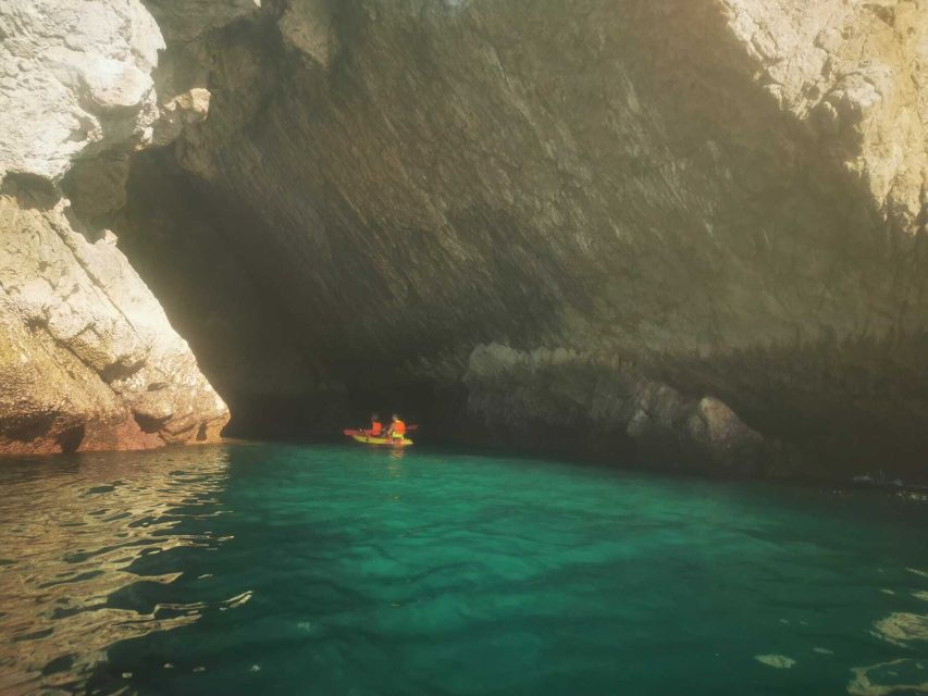 Sesimbra: Kayak Tour to Secret Beaches and Caves