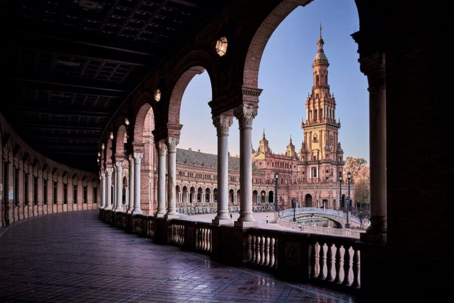 Seville: First Discovery Walk and Reading Walking Tour