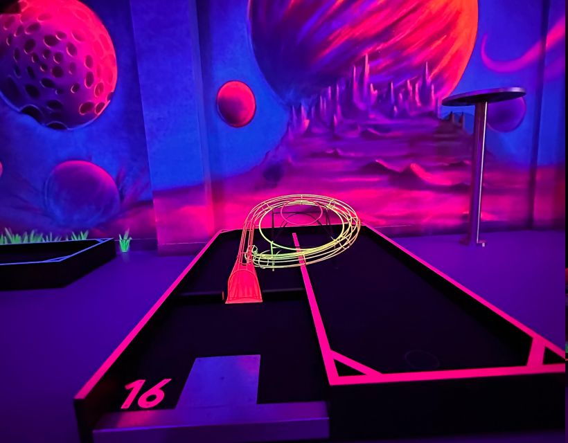 Seville: Indoor UV 15 Hole Minigolf Experience