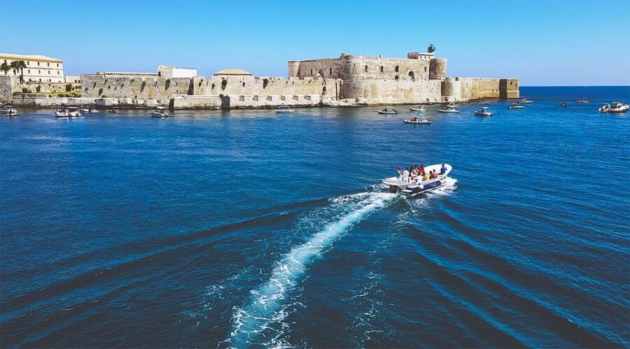 Siracusa: Private Boat Tour-Pillirina, Ortigia and Sea Caves