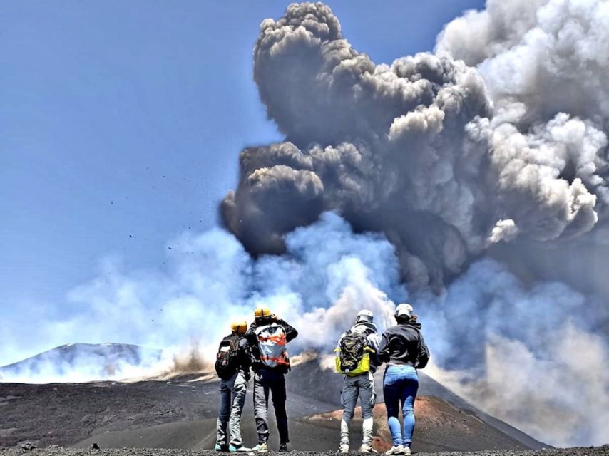Summit Craters 3,000m Guided Excursion