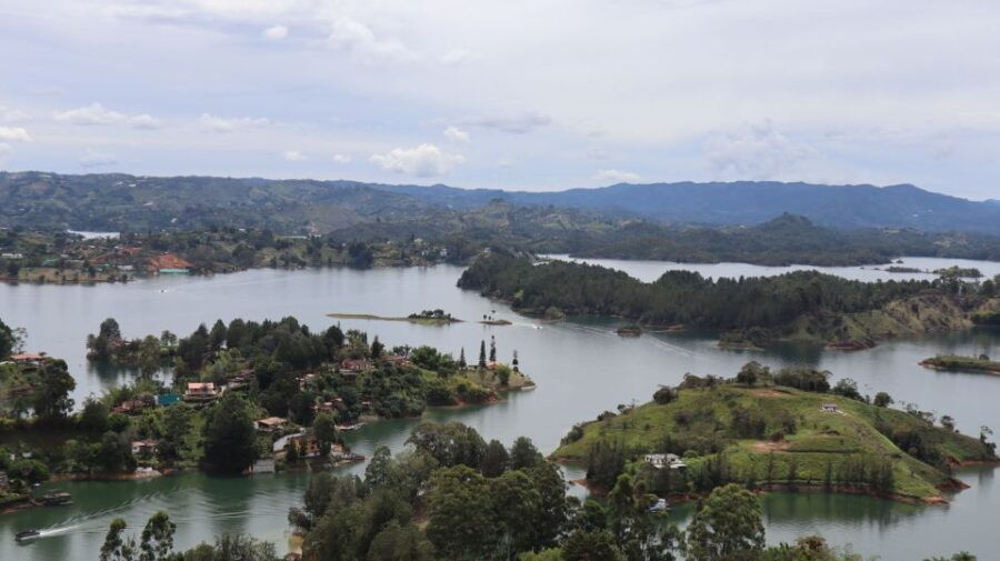 Tour Guatapé: Luxury Yacht to the Stone of Peñol.