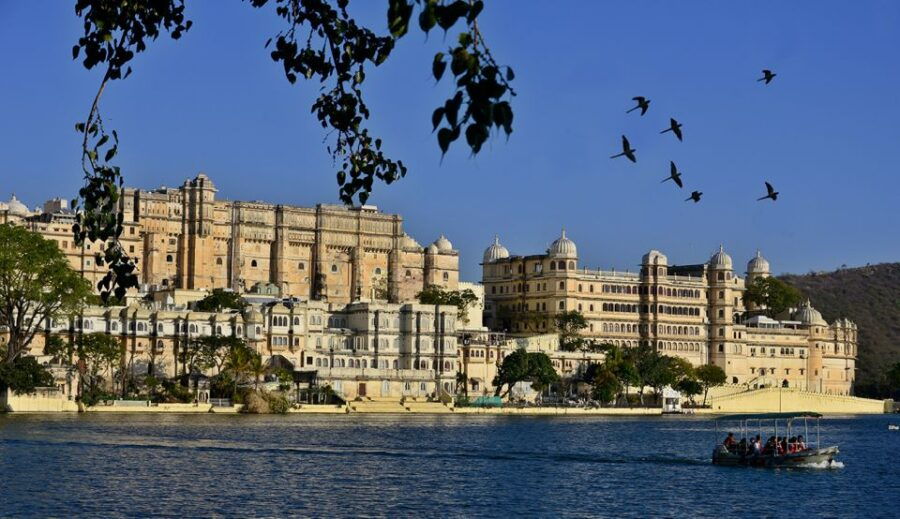 Udaipur: Guided Ghat Tour and Boat Ride